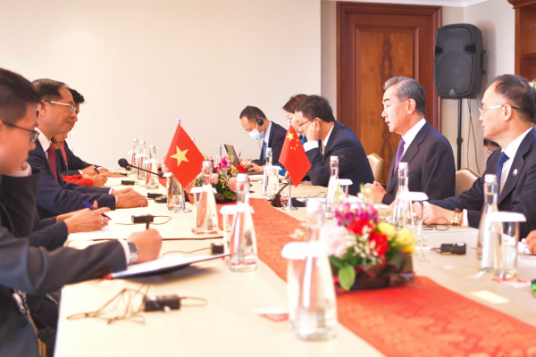 王毅会见越南外长2.jpg