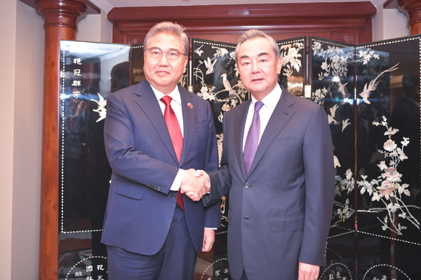 王毅会见韩国外长朴振1.jpg
