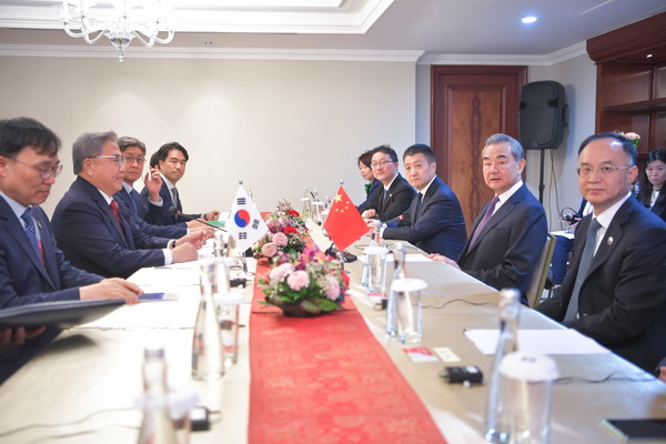 王毅会见韩国外长朴振2.jpg