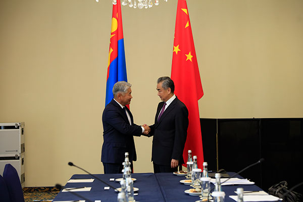 王毅会见蒙古国家安全委员会秘书长恩赫巴亚尔1.jpg