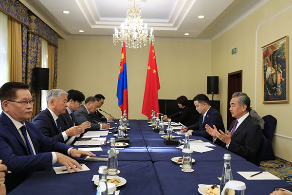 王毅会见蒙古国家安全委员会秘书长恩赫巴亚尔2.jpg